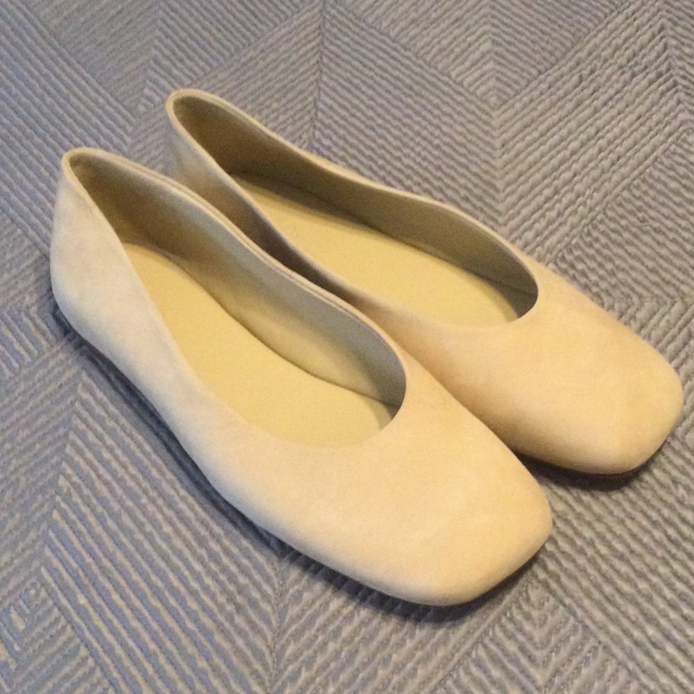 Vince size 8 suede tan flat shoes for women. NWT